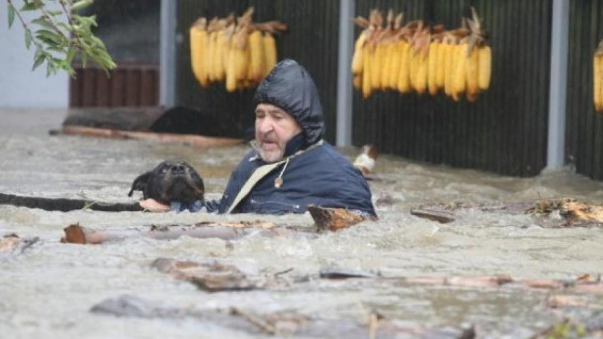 &quot;Ne pregătim pentru ce e mai rău&quot;. Nivelul apelor a crescut cu peste un metru, iar ploile şi vântul spulberă tot în cale, în Ungaria