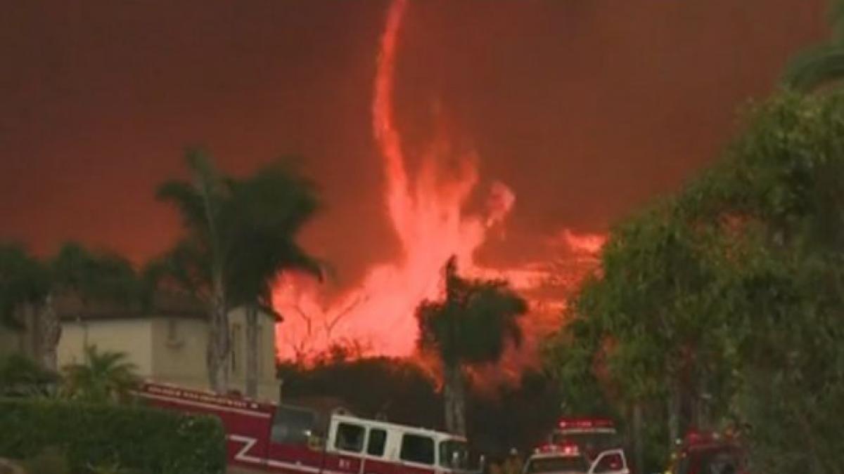 O tornadă de foc s-a format într-un cartier din San Diego. Vezi imagini cu &quot;focul Diavolului&quot;