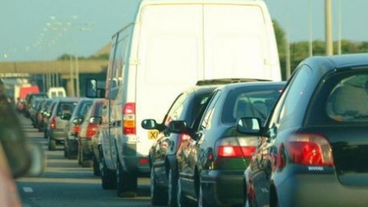 Trafic rutier blocat sau îngreunat pe şase drumuri naţionale. Alunecările de teren au distrus drumurile