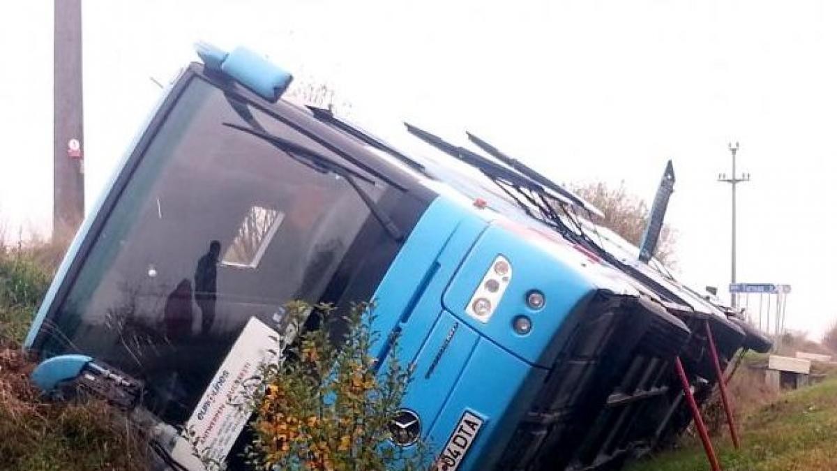 AUTOCAR plin cu pasageri, RĂSTURNAT pe drumul dintre Braşov şi Râşnov