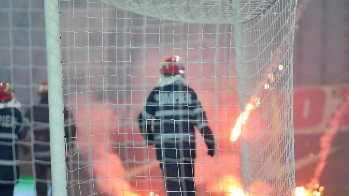 Derby cu scandal la Ploieşti. Suporterii echipelor Petrolul şi Steaua s-au dezlănţuit