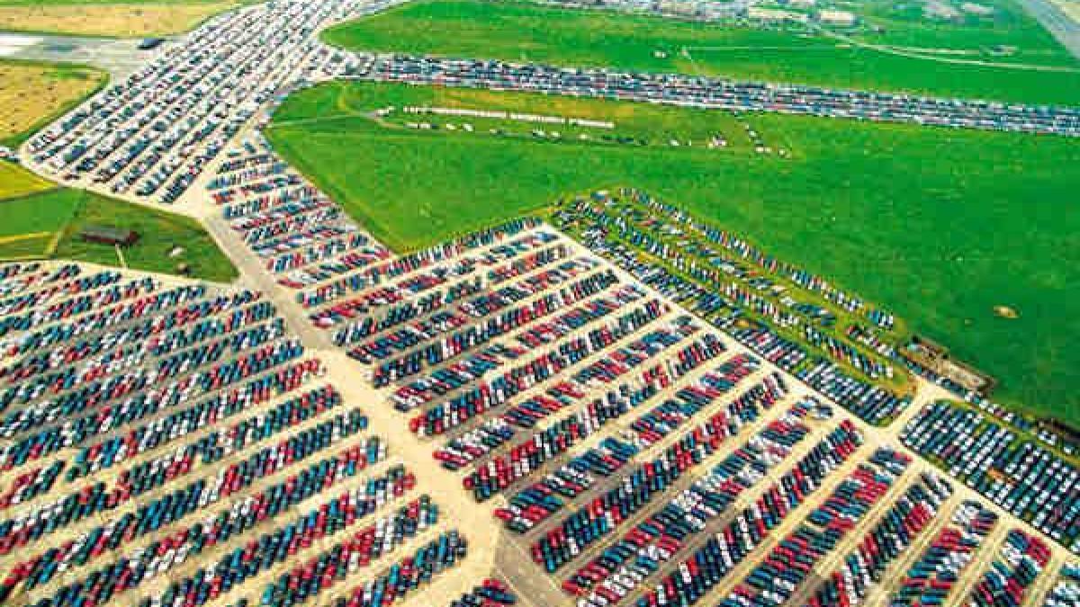 Cimitirul maşinilor noi. Imagini făcute din aer, care arată CRIZA din industria auto