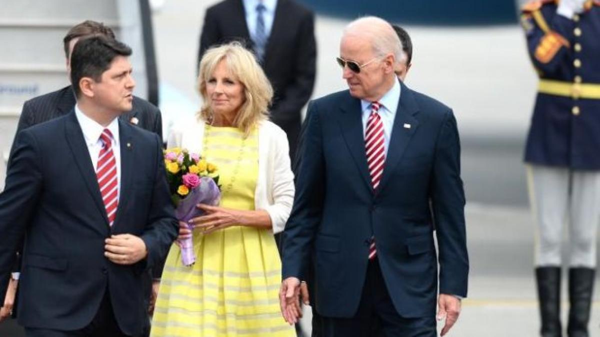 Jill Biden, soţia vicepreşedintelui SUA, şi Maria Băsescu vizitează Muzeul Satului