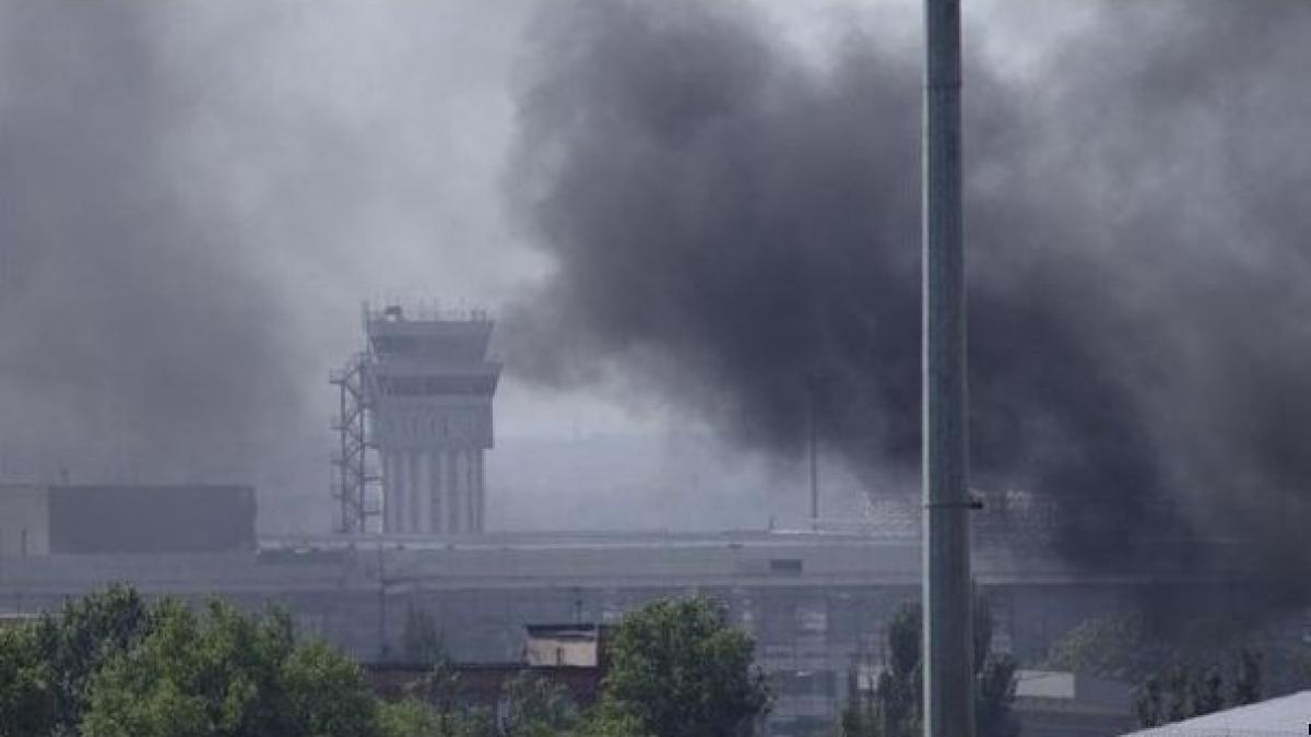 Obuze ale armatei ucrainene au lovit terminalul aeroportului din Doneţk, controlat de separatiştii proruşi