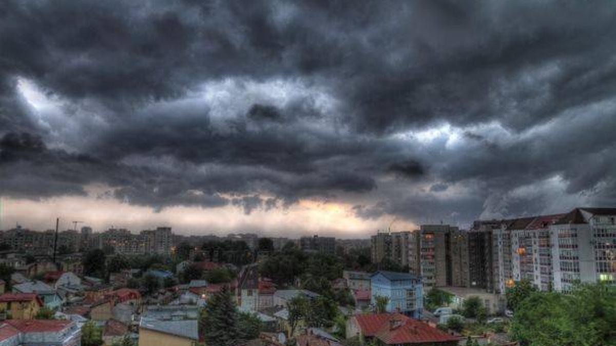 Avertizare NOW CASTING dată de meteorologi. Bucureştiul, lovit de furtună cu grindină