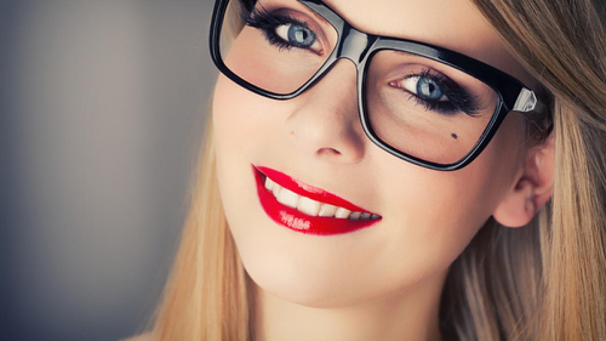 make-up-girl-smile-face-glasses_large.jpg