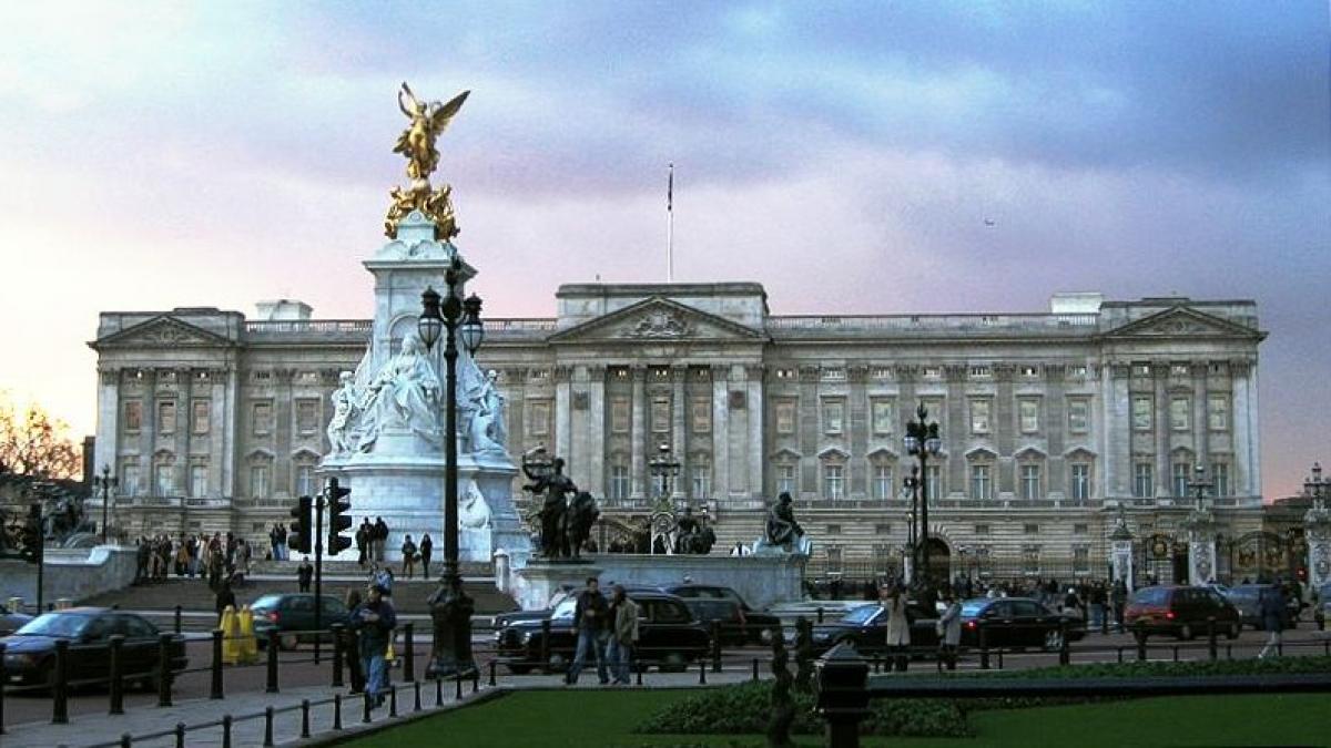 Buckingham_Palace,_London,_England,_24Jan04.jpg