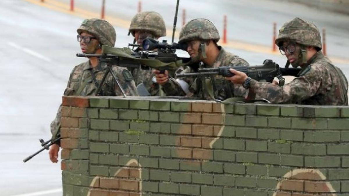 South-Korean-soldiers-are-engaged-in-a-shootout-with-Sgt.-Lim-who-shot-dead-five-colleagues-and-fled-his-post-near-North-Koreas-border-640x393.jpg