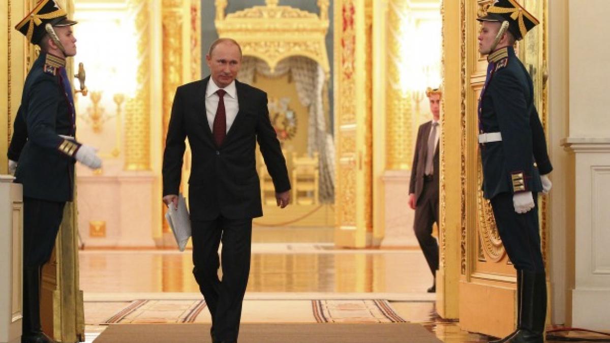 Putin walking.jpg