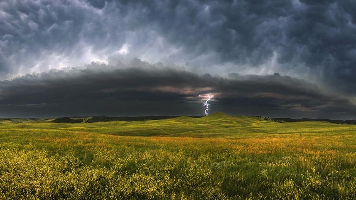 storm-clouds-south-dakota_23945_990x742.jpg