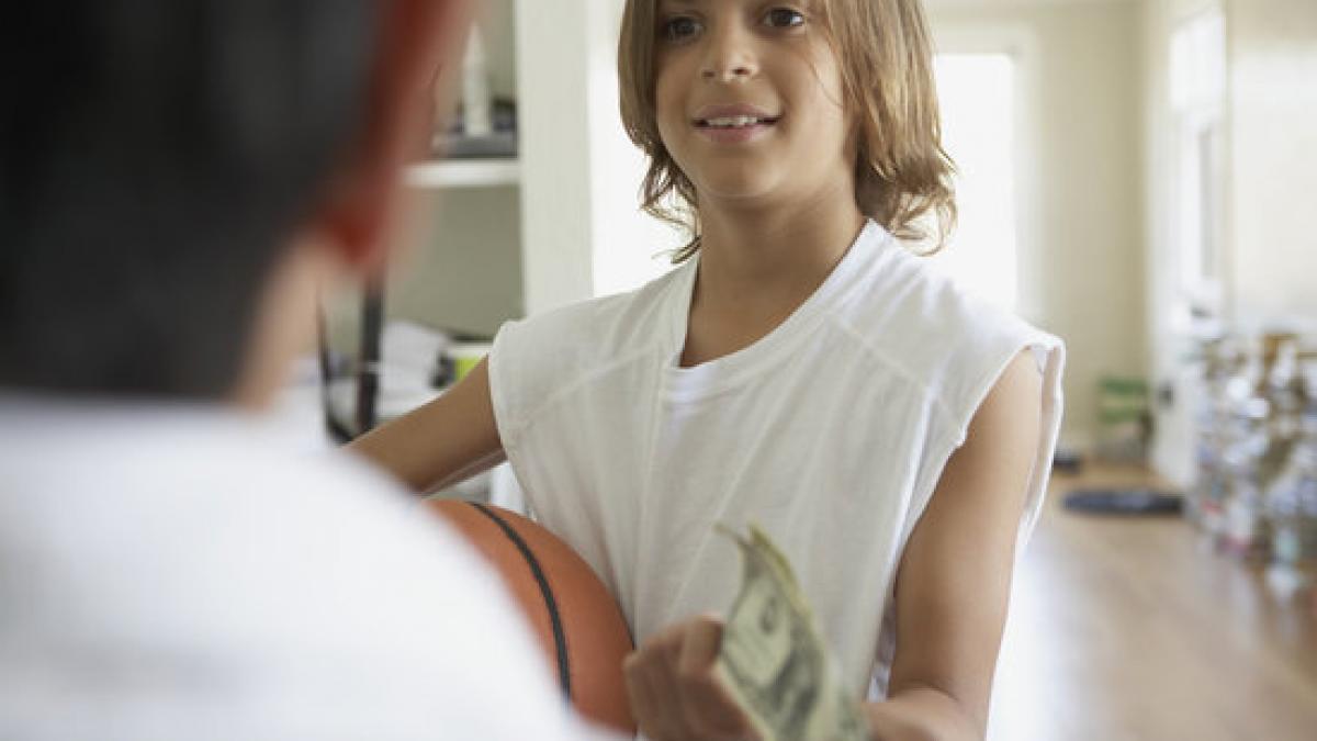 26c9ee0796296c38_parent_giving_teen_money.preview.jpg