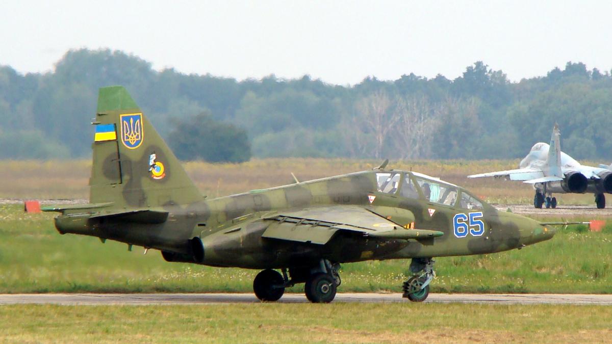 Ukrainian_Air_Force_Su-25UB_with_two_MiG-29s_(9-13)_in_background.jpg