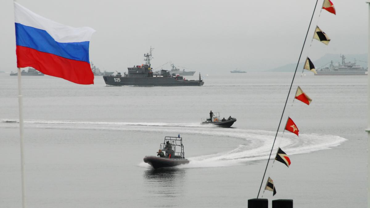 Russian_naval_forces_during_the_Russian_Navy_Day_2010.JPG