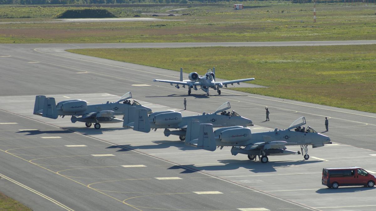 A-10_from_Michigan_Air_National_Guard_lands_in_Estonia.jpg