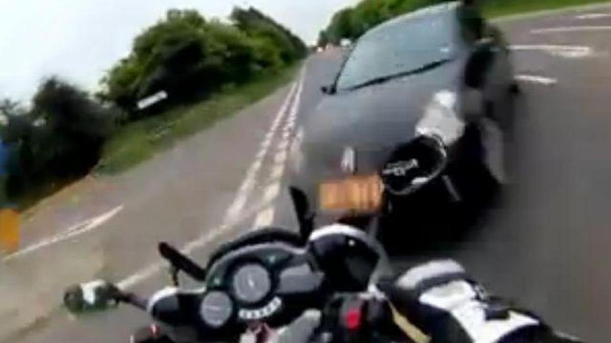 video-socant-un-motociclist-si-a-filmat-propria-moarte-tanarul-care-rula-cu-156-de-km-ora-a-fost-spulberat-de-o-masina-18492263.jpg