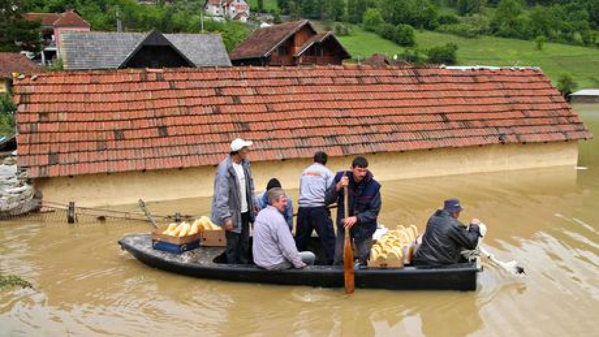 Locals-on-a-boat-in-a-flo-011.jpg