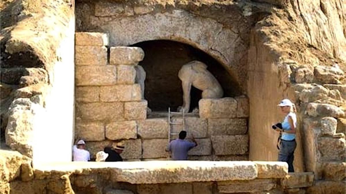 Archaeologists-Ready-to-Enter-Tomb-in-Amphipolis.jpg