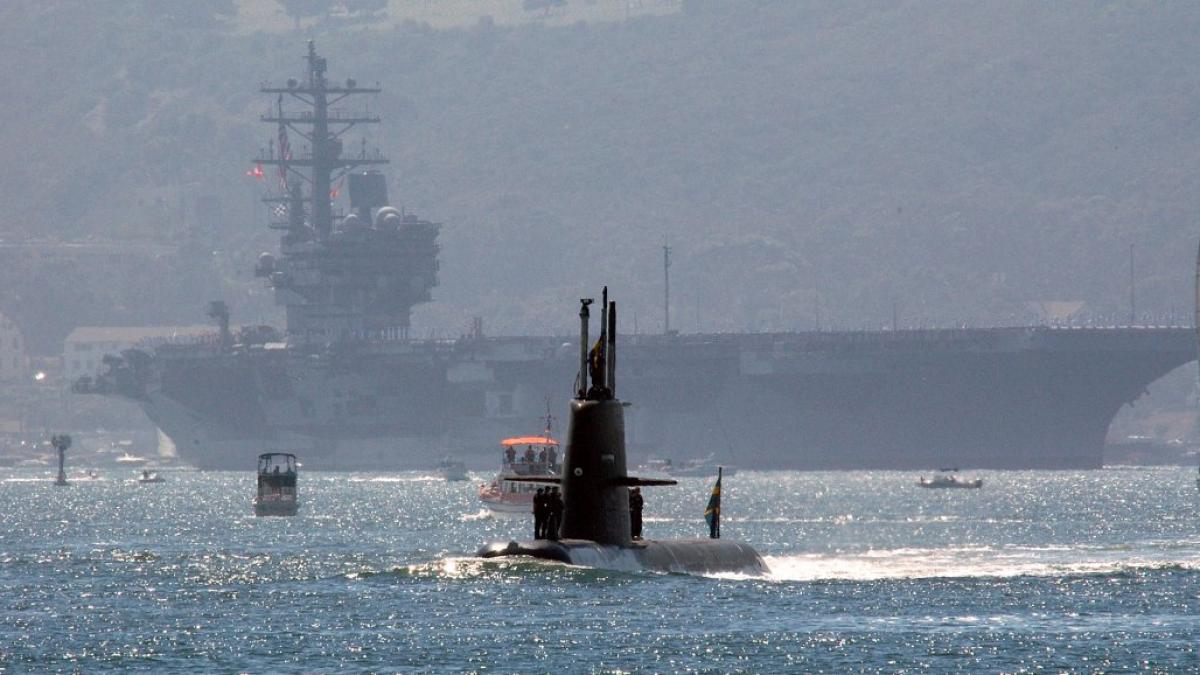 hms_gotland_with_uss_ronald_reagan.jpg