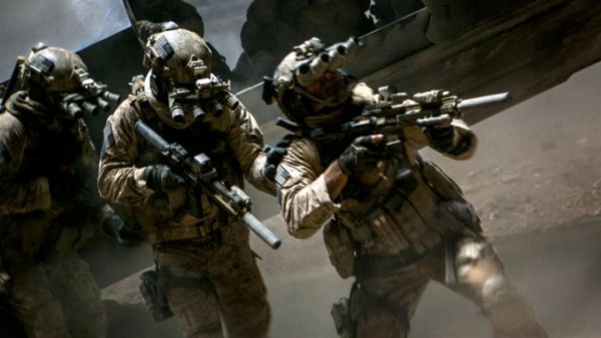 navy-seals-as-portrayed-in-kathryn-bigelows-zero-dark-thirty-enter-osama-bin-ladens-compound.jpg