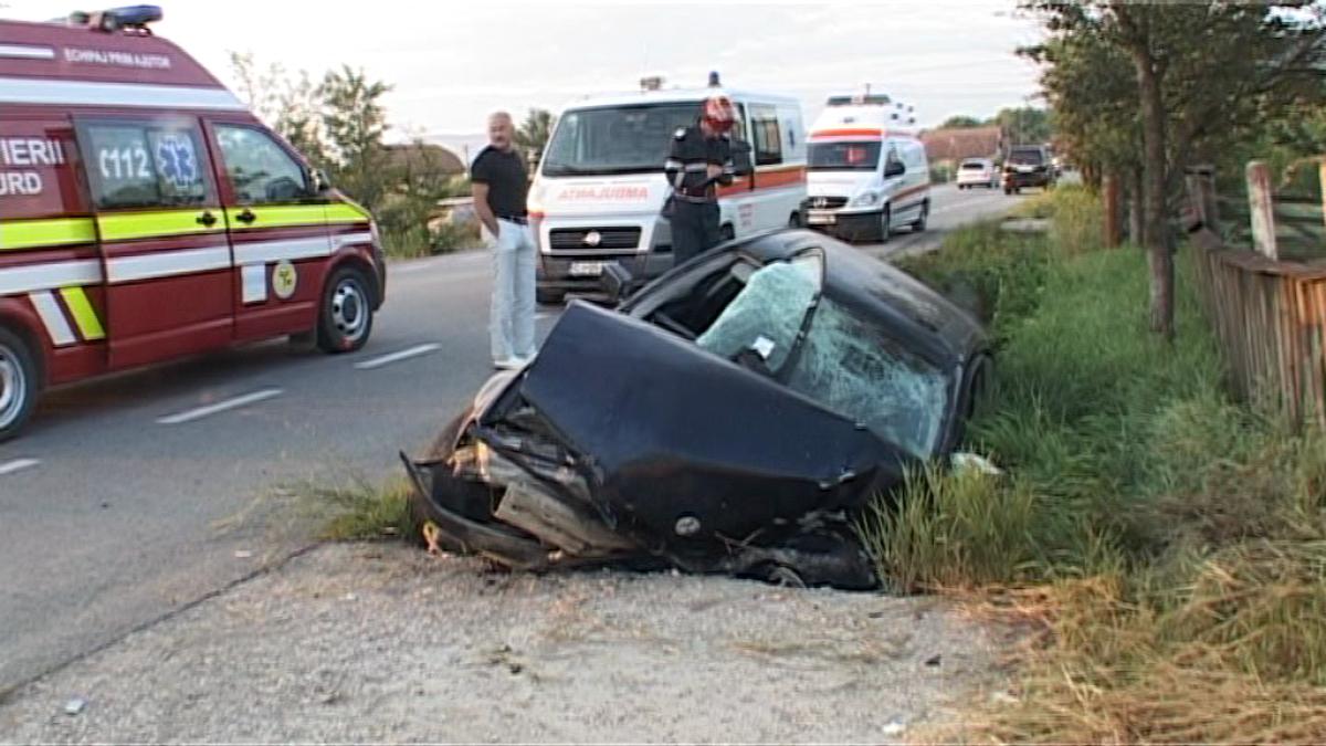 fotovideo-au-ajuns-cu-bmw-ul-intr-un-cap-de-pod-din-bunesti.doua-persoane-transportate-la-spital_3.png