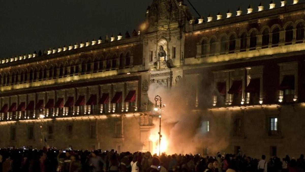 afp-protesters-try-to-break-into-mexico-citys-national-palace.jpg