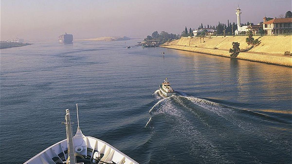 Suez_Canal_1828034b.jpg