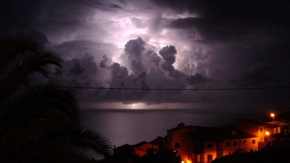 Thunder_lightning_Garajau_Madeira_289985700.jpg