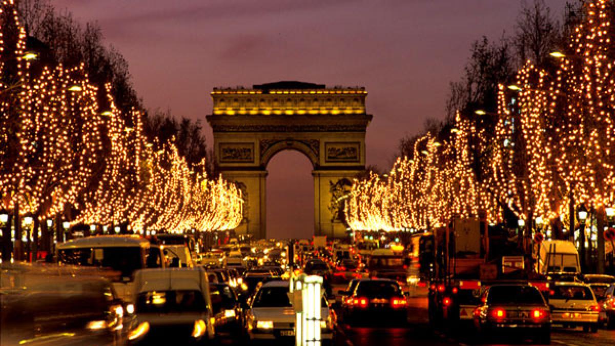 How-to-spend-Christmas-in-Paris-Champs-Elysees.jpg