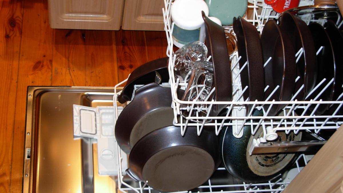 Dishwasher_with_dishes.JPG