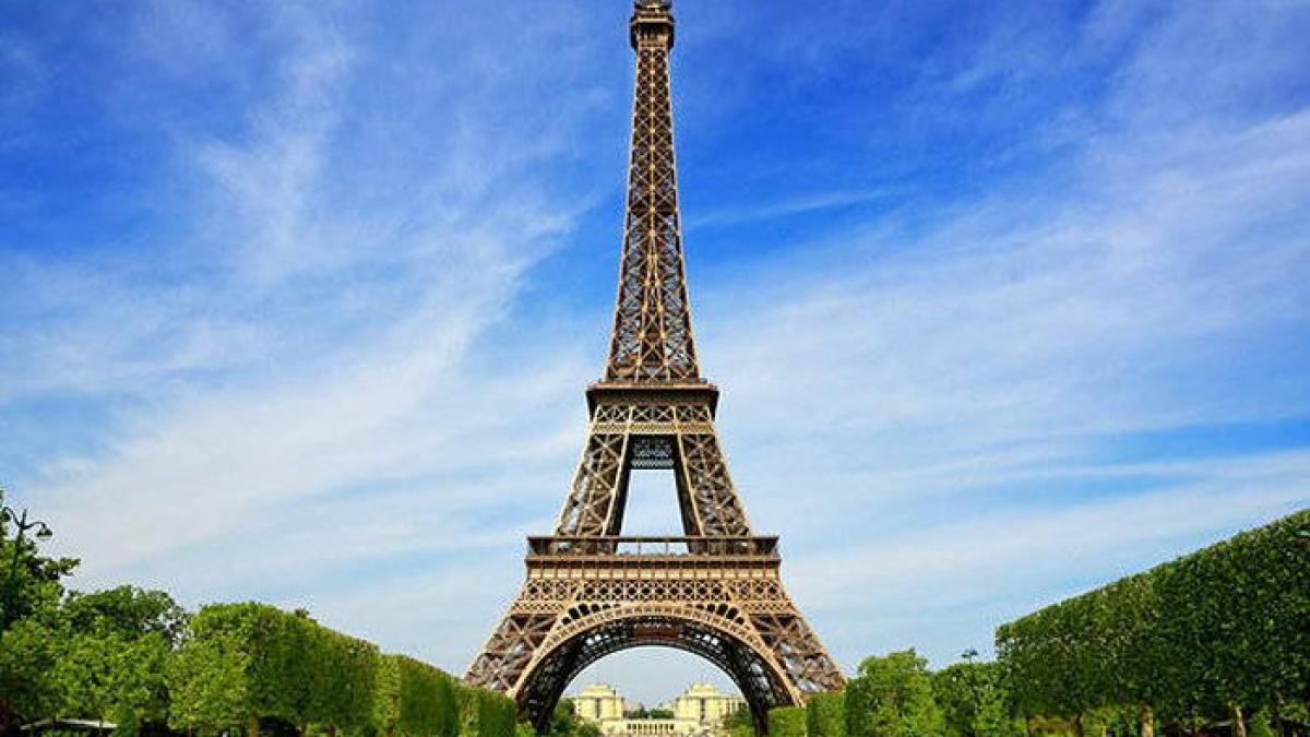 eiffel_tower_apartment_01.jpg