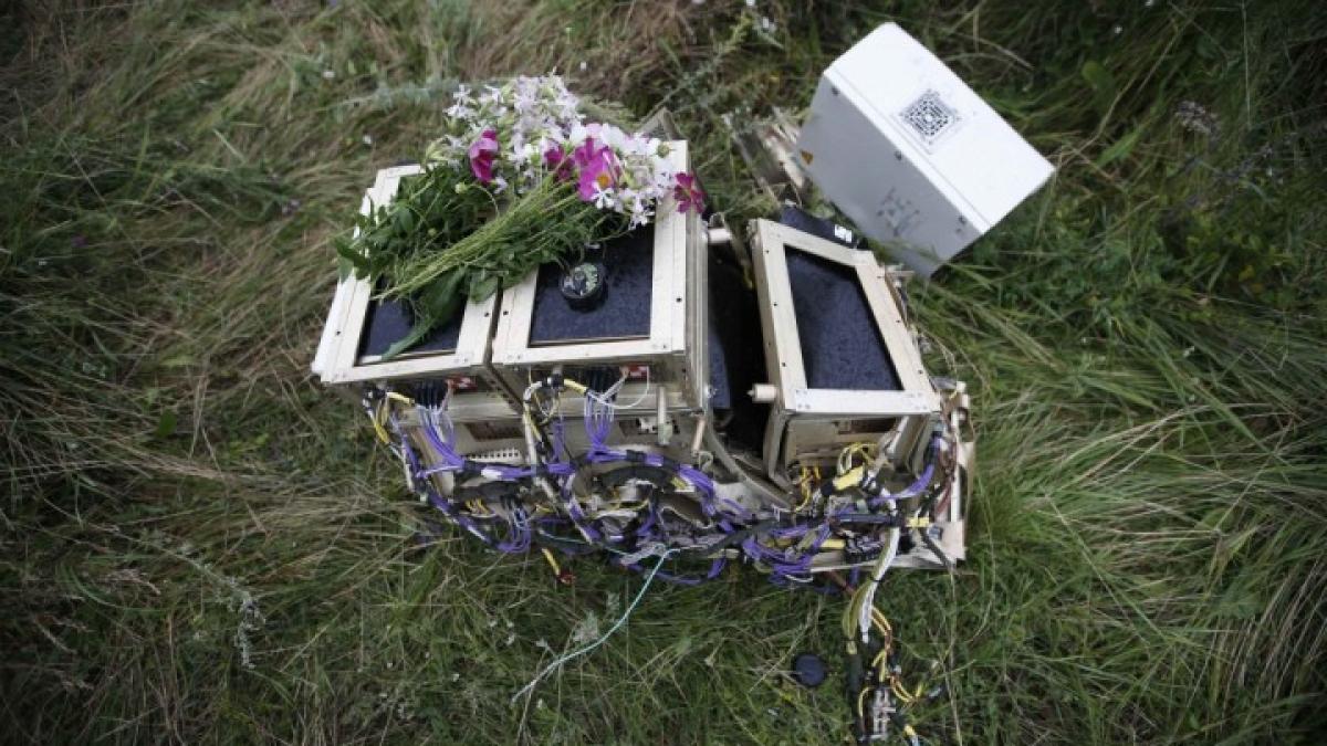 flowers-left-debris-flight-mh17-reuters.jpg