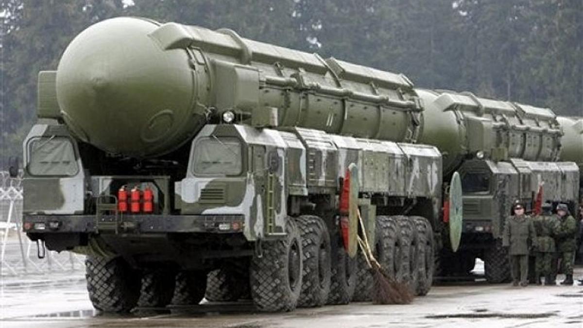 SS-27_Stalin_Topol-M_RS-12M2_RT-2PM2_intercontinental_ballistic_missile_truck_MZKT-79921_Russian_Army_Russia_014.jpg