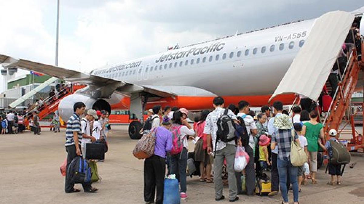 passengers-embark-on-an-aircraft-in-this-file-photo-the-ministry-of-transport-is-calling-for-local-and-foreign-investments-in-fresh-airport-projects-on-grounds-of-rising-air-travel-demand-photo-anh-12.jpg