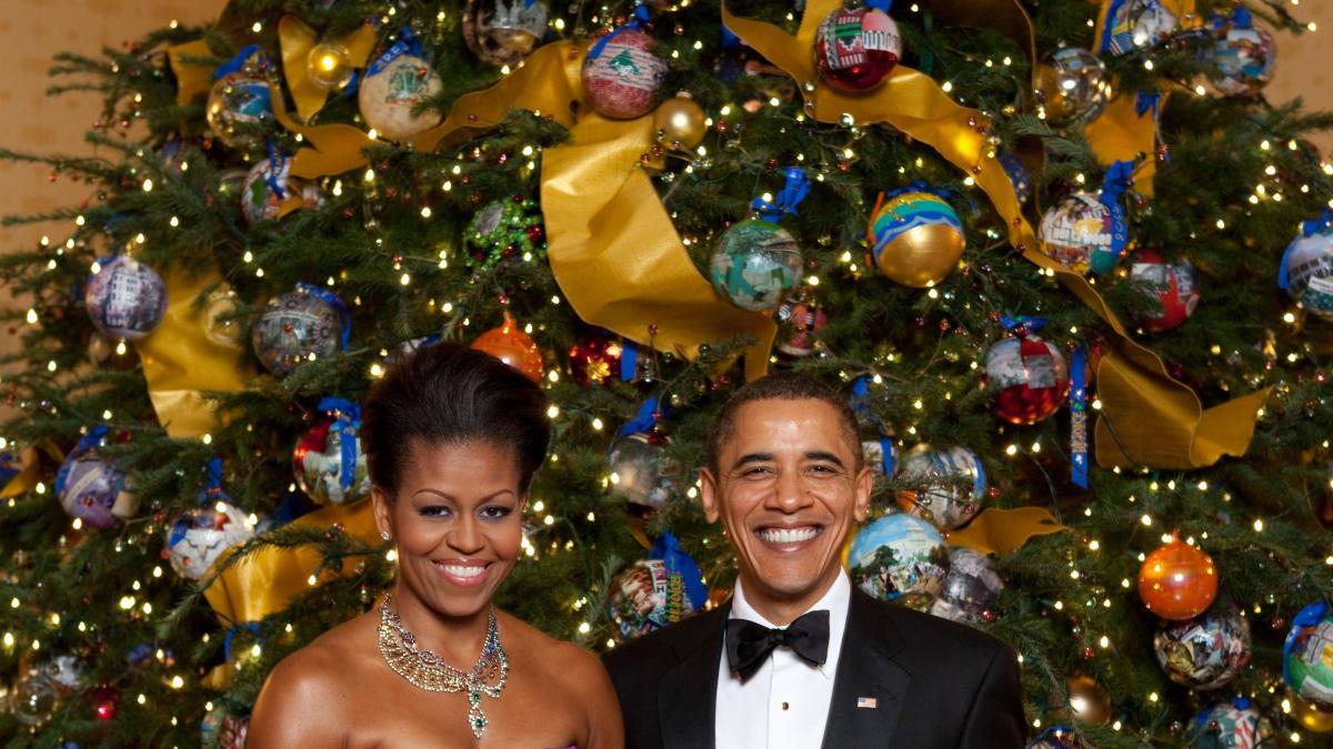 Michelle_and_Barack_Obama_pose_in_front_of_the_official_White_House_Christmas_Tree.jpg