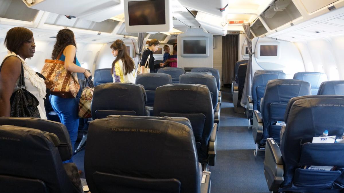 AA-767-200-BIZ-CABIN-2012-2.jpg