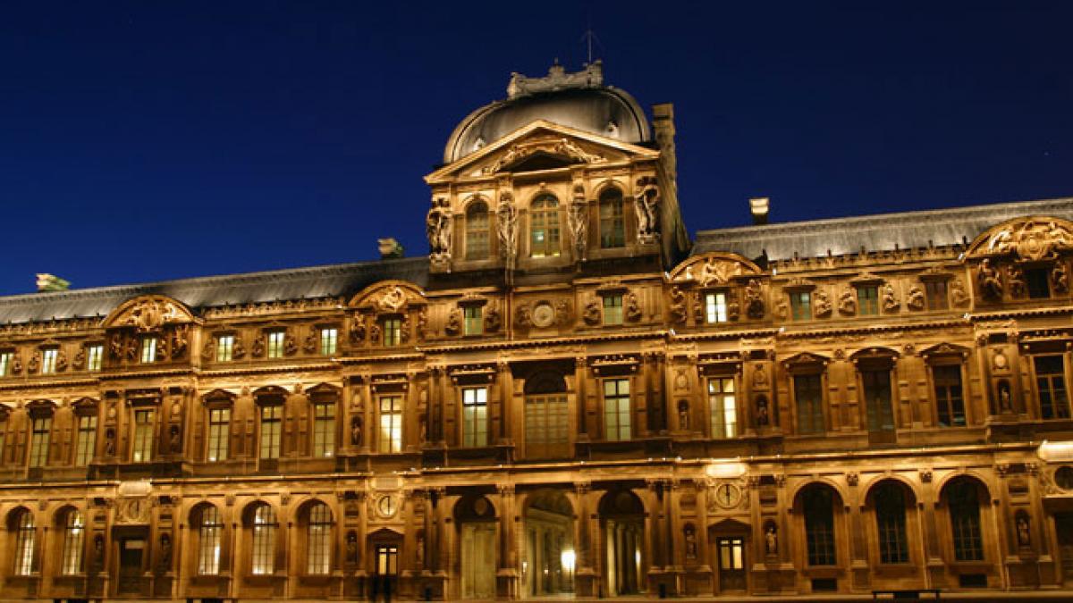 Louvre_Pyramide_noaptea-mar.jpg