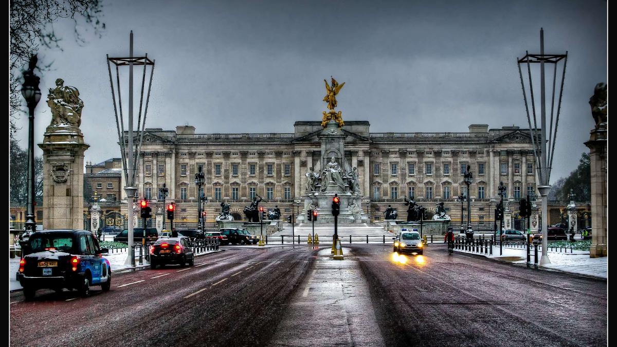 buckingham-palace-december-2010.jpg