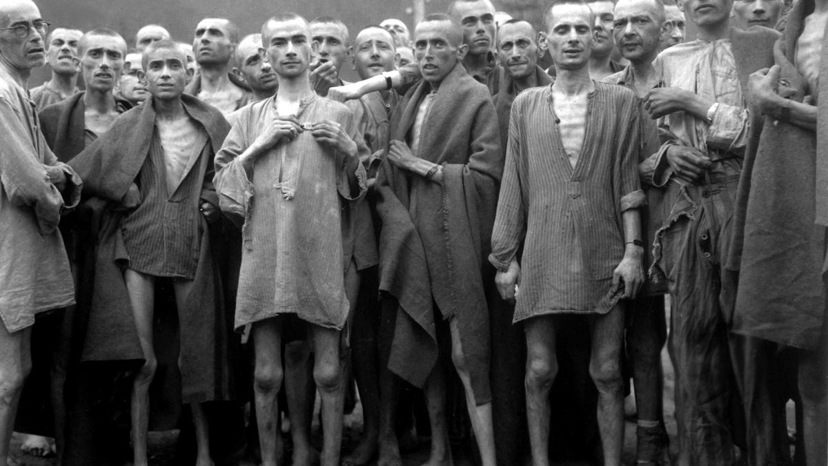 Ebensee_concentration_camp_prisoners_1945.jpg