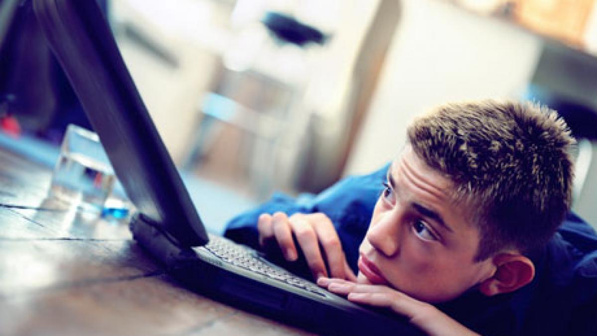 teenager-on-a-computer-007.jpg