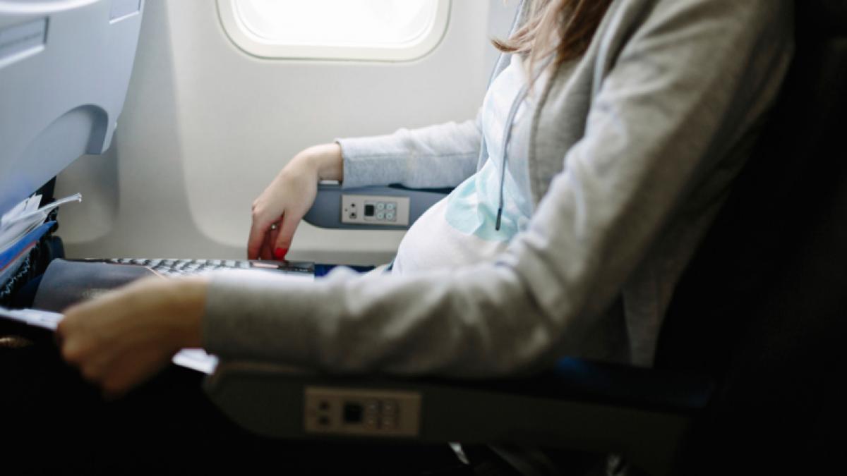 pregnant-on-plane-522514259.jpg