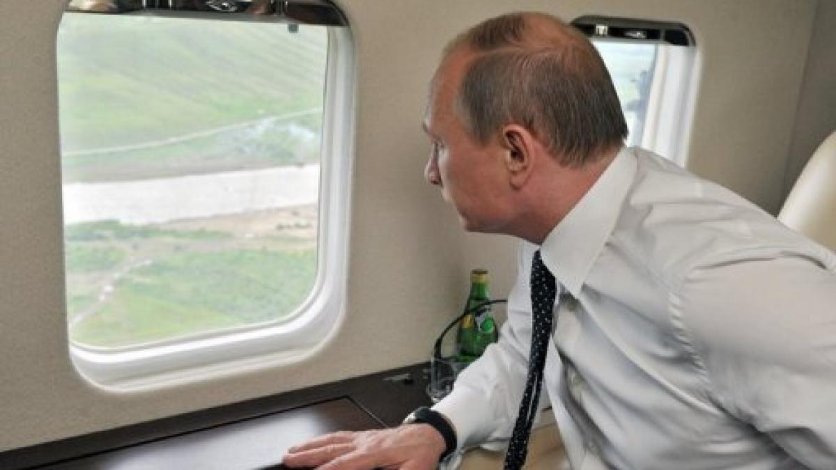 russian-president-vladimir-putin-watches-military-exercises-from-a-plane-near-the-eastern-siberian-city-of-chita-on-july-17-2013-1157321-e8zjdbe.jpg