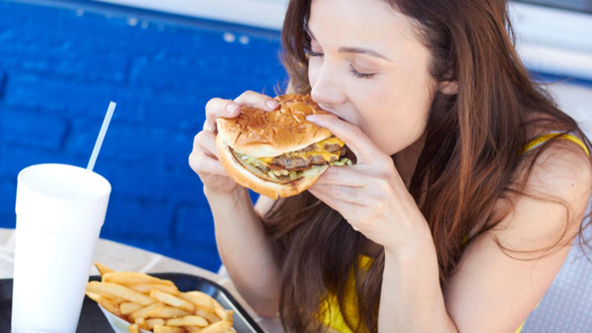 woman-eating-junk-food.jpg