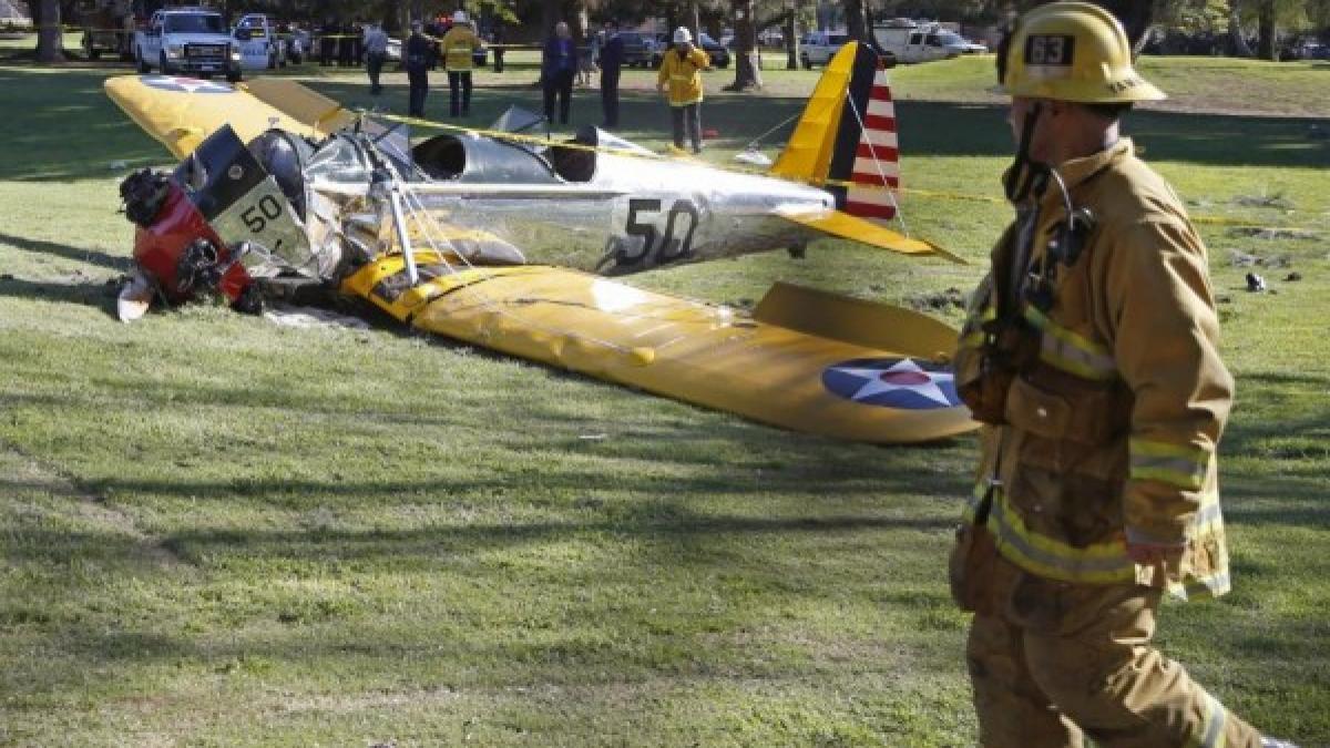 Harrison-Ford-ranit-dupa-ce-s-a-prabusit-cu-un-avion-de-epoca-7-600x400.jpg