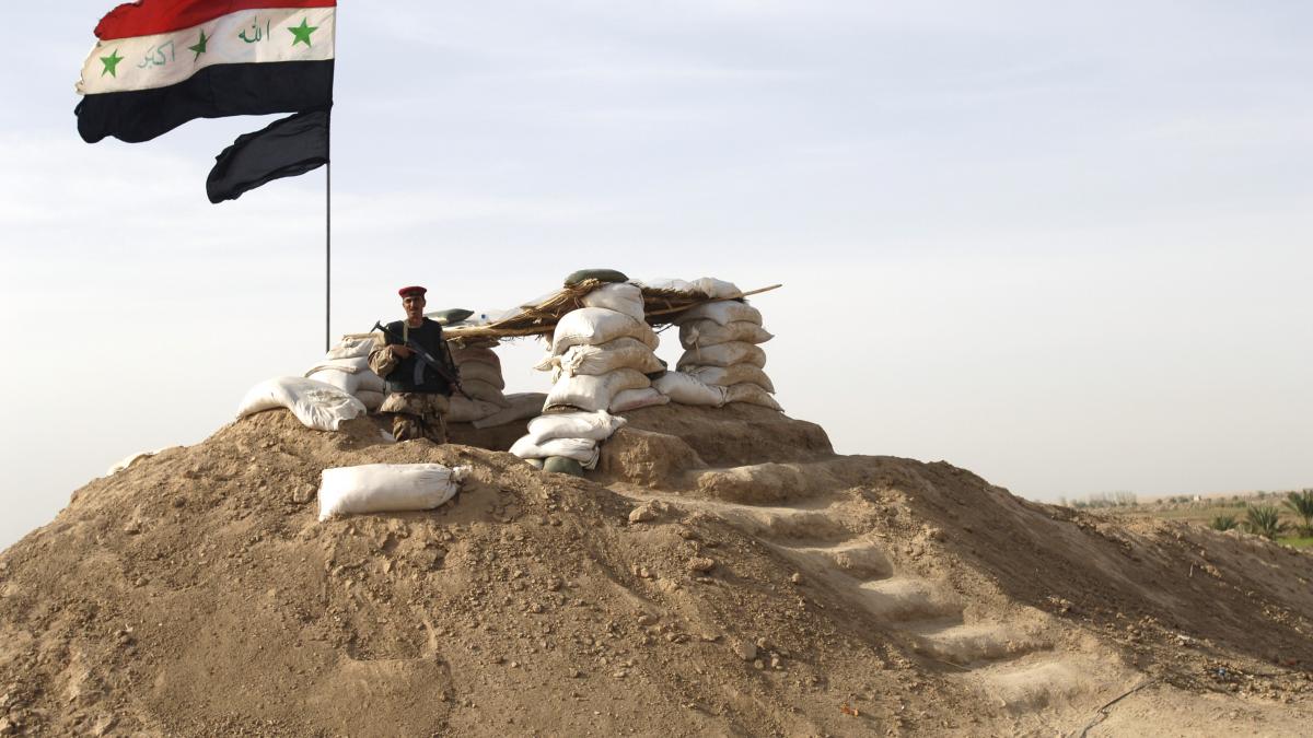 US_Navy_060319-N-8252B-002_An_Iraqi_Army_soldier_stands_guard_at_a_new_Iraqi_guard_station.jpg