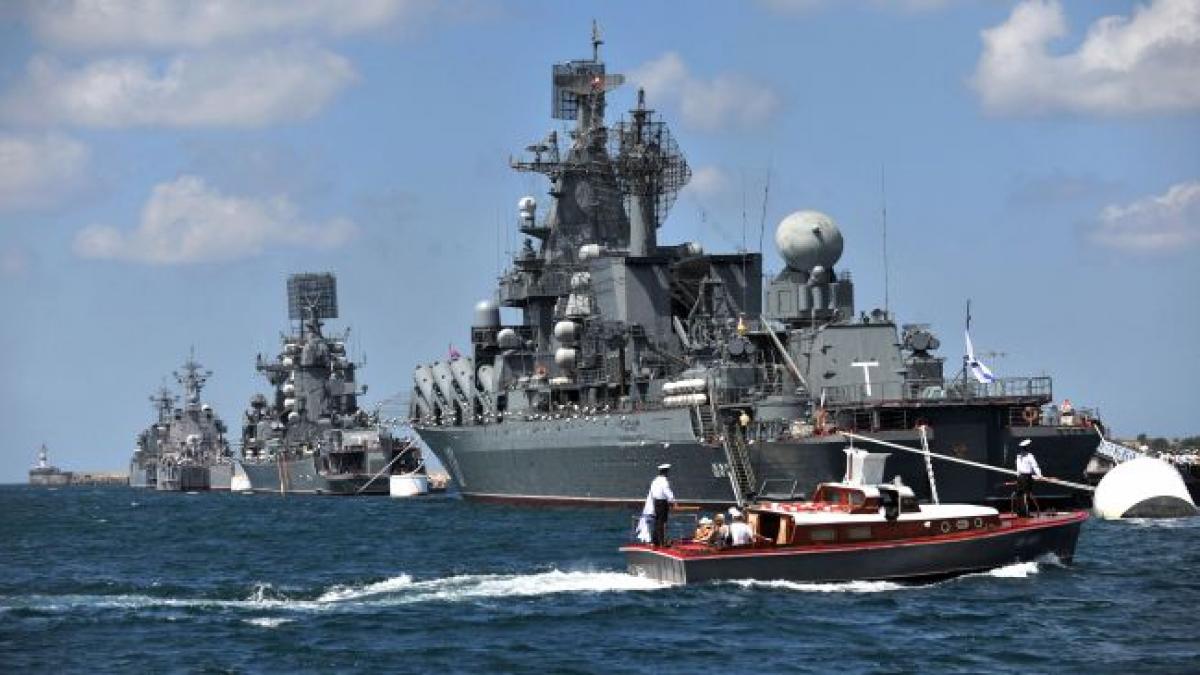 Ships-from-Russian-Black-Sea-fleet-in-a-naval-parade-near-Sevastapol-in-July-2011.jpg