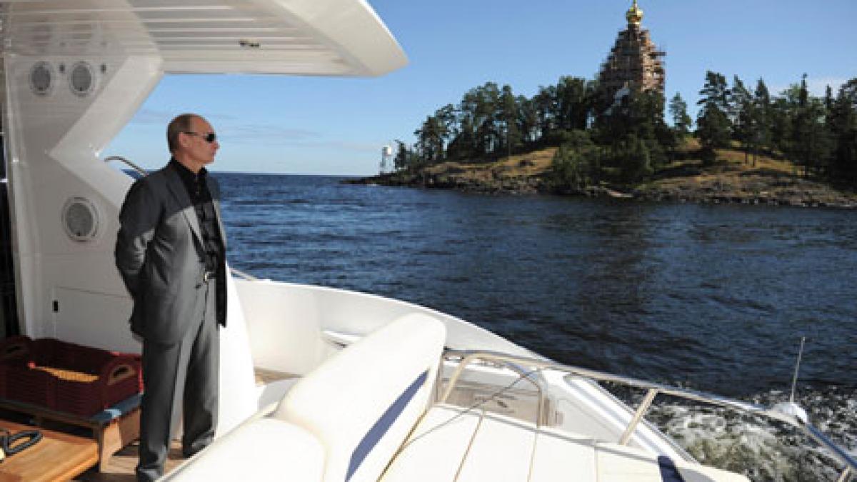 Vladimir-Putin-on-a-boat--008.jpg