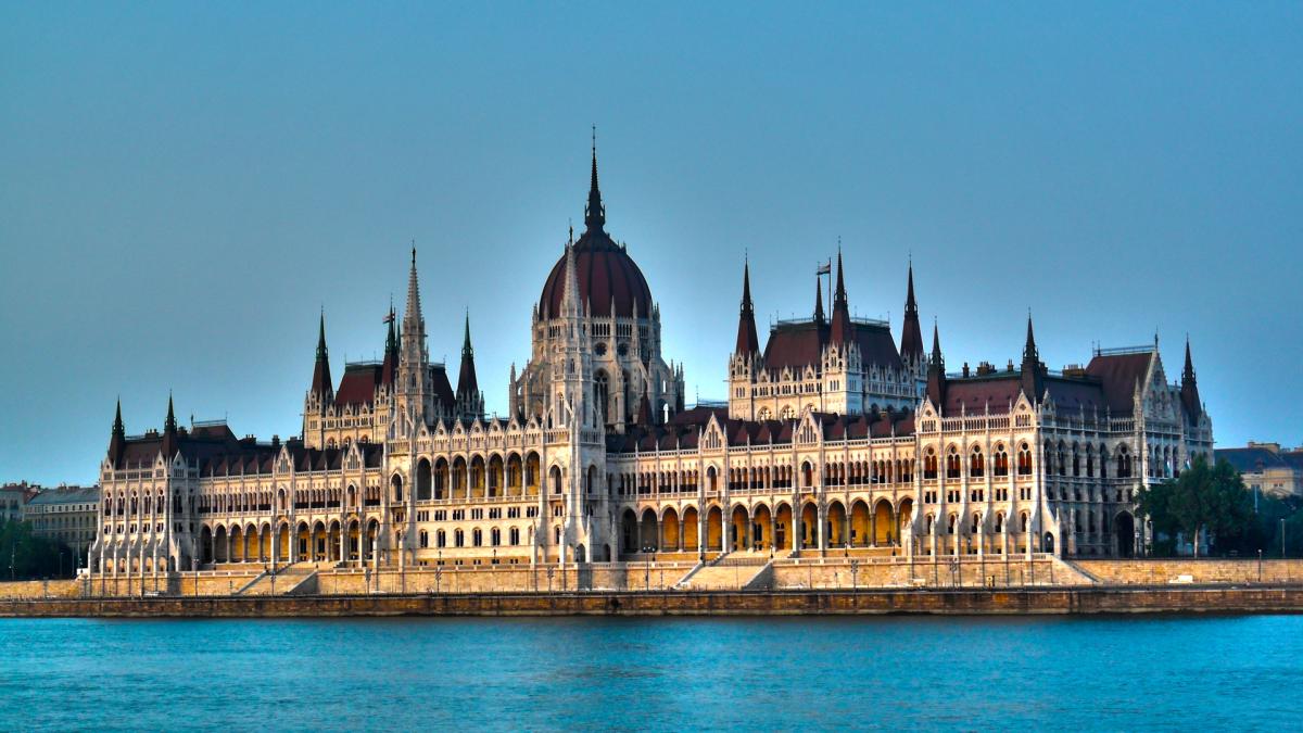 hungarian_parliament_building_by_faith3ight-d45oxeq.jpg