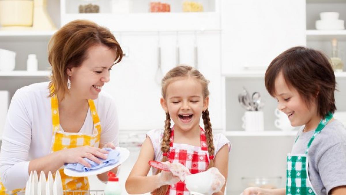 Kids-and-mother-washing-dishes-660x330.jpg