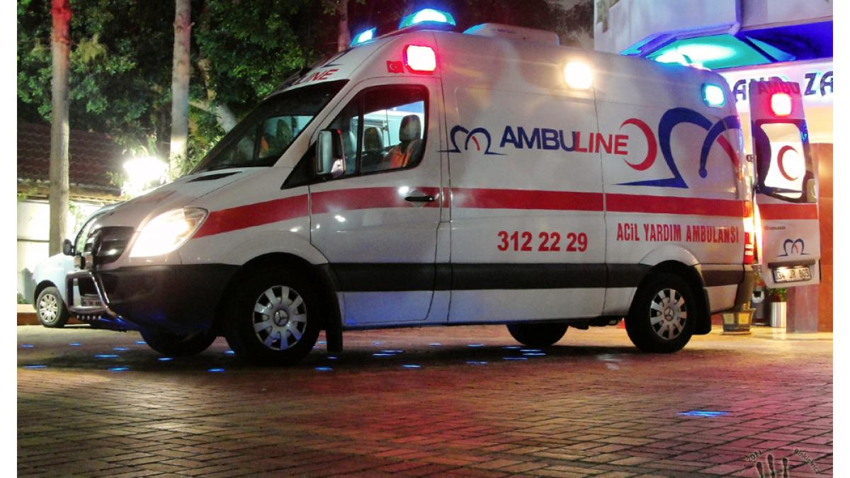 turkey_ambulance_at_night_by_bieniek-d4jjrh8.jpg