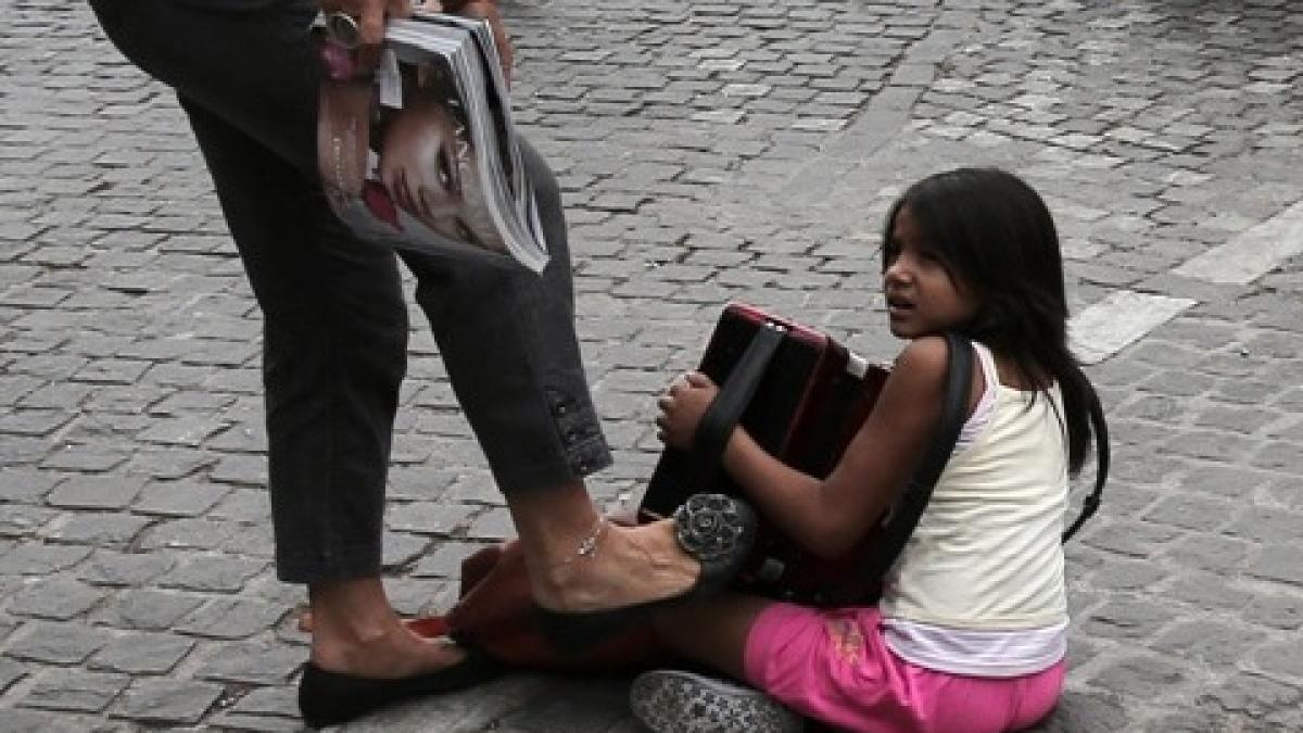 Athens-woman-kicks-roma-child-accordeon-player1.jpg